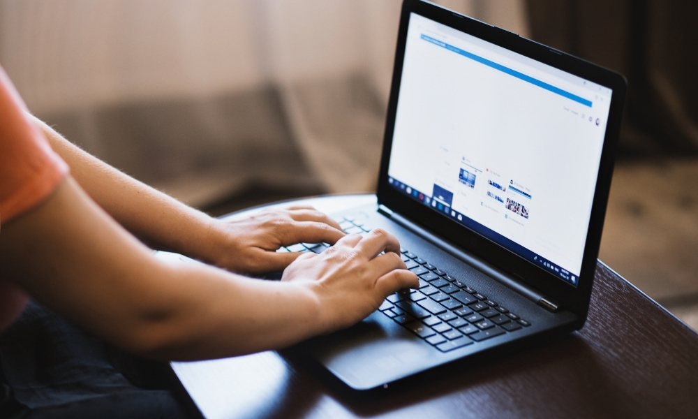 So Sánh Live Chat và Chatbot: Doanh Nghiệp Nên Chọn Công Cụ Nào? 4 So Sánh Live Chat và Chatbot