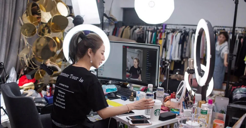 Social Commerce 2025 & Livestream bán hàng: Tận dụng TikTok Shop và Facebook Live để tăng doanh số bùng nổ